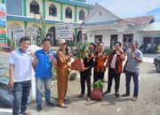 Mahasiswa dan Pemuda bagi bibit buah produktif.