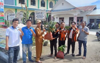 Mahasiswa dan Pemuda bagi bibit buah produktif.