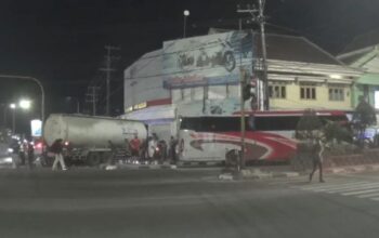 terobos lampu merah bus tabrak truk tangki semen