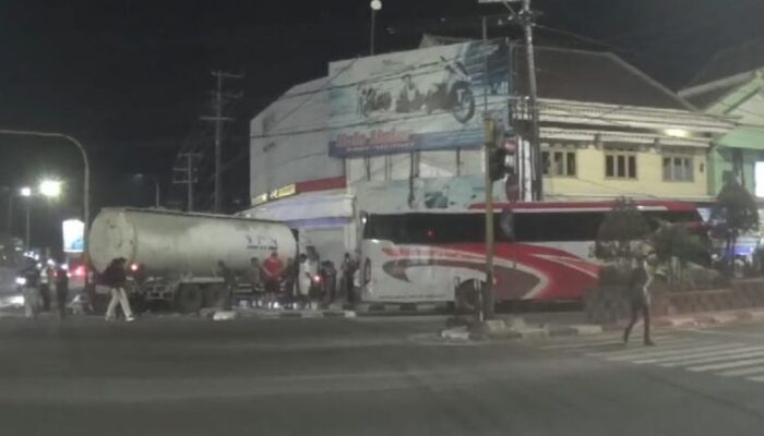 Terobos Lampu Merah, Bus Tabrak Truk Tangki Semen